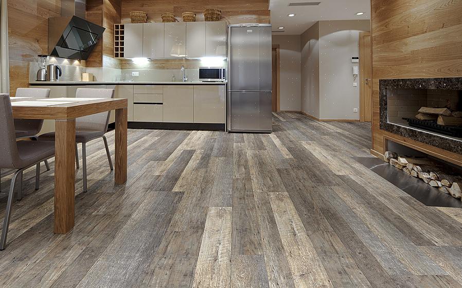 תמונה זו מציגה מטבח עם רצפת עץ טיק גולדן מעולה