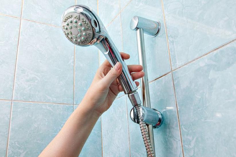 התאמה סטנדרטית למקלחת כף יד מתחברת לזרוע המקלחת הקיימת ומחליפה את ראש המקלחת הישן בצינור גמיש וביחידת מקלחת