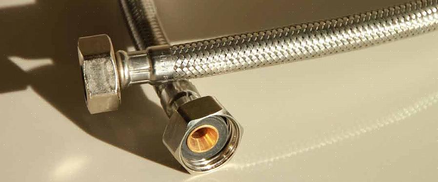 צינור קלוע מנירוסטה עדיף על צינור הגומי הבסיסי ועומד בתקן מינימלי כאשר מכונת הכביסה נמצאת בתוך הבית