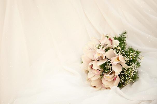 שקול לקבוע את תאריך החתונה שלך בסמוך לחג שהכנסייה כבר רוכשת עבורו פרחים