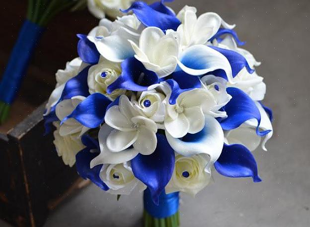 סחלבי דנדרוביום כחולים וורדים לבנים הם נקודת נגד קפואה לחום הקיץ לחתונת גן