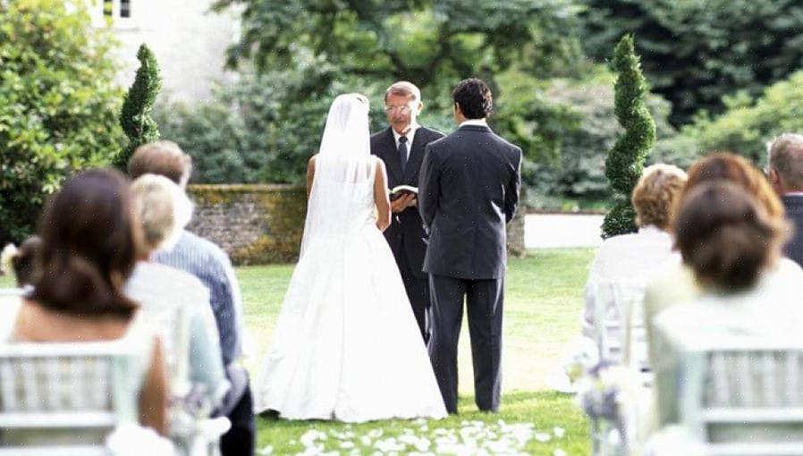 חתונה היא טקס והטקסים הנלווים אליו לפיו שני אנשים נשבעים לבלות את חייהם יחד בנישואים