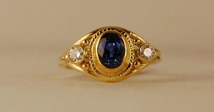 אקוומרינה מרובעת היא גולת הכותרת בטבעת האירוסין של תכשיטי קוסטיס מזהב לבן 18 קראט