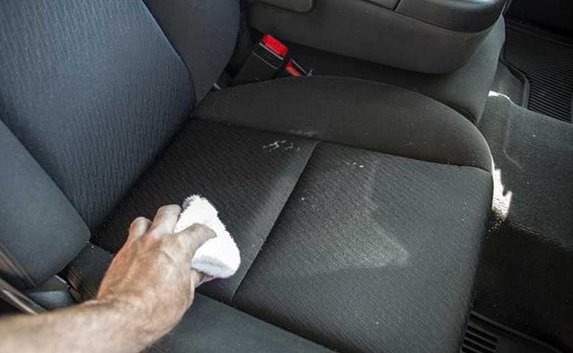 יש לשאוב מושבים לרכב מבד מדי שבוע (אל תשכח את מחצלות הרכב) ולנקות את כל הכתמים הטריים