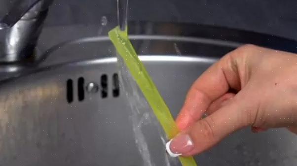 סיים את שטיפת הקש במים חמים והניח לו להתייבש זקוף בכוס נקייה או מנקז כלים