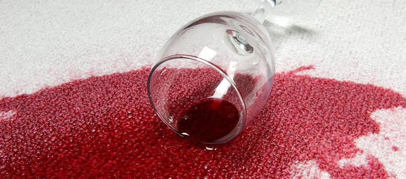 כיצד להסיר כתמי יין אדום משטיח לבן