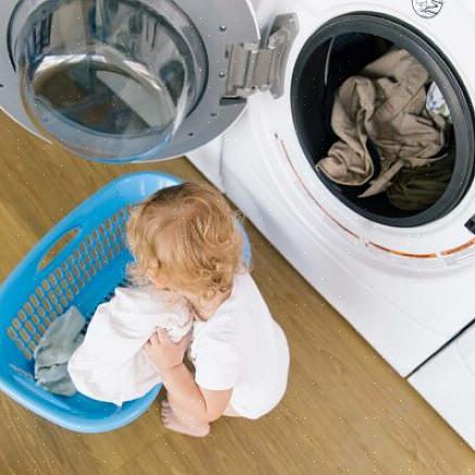 יוצקים את תכולת דלי החיתול במכונת הכביסה ואז בוחרים את מחזור המים החמים