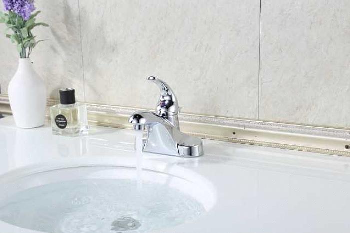 ברזי אמבטיה בבית עסוק יכולים להיות מוכתמים וקולחניים תוך כמה ימים בלבד מהניקיון