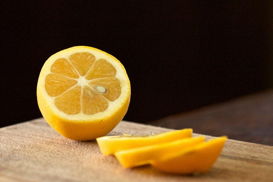 הוספת מיץ לימון לחומץ בעת הניקוי יכולה לסייע בנטרול ריח החומץ