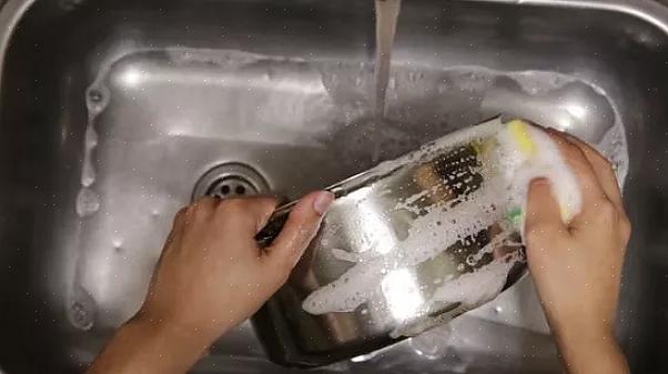 כיצד לנקות נירוסטה במים חמים