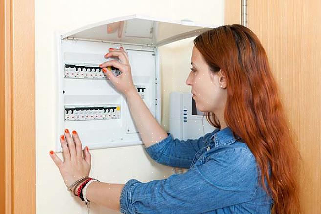 מערכת החשמל בכל בית כוללת מערכת מעגלים הנשלטת ומוגנת באמצעות מפסקים או נתיכים