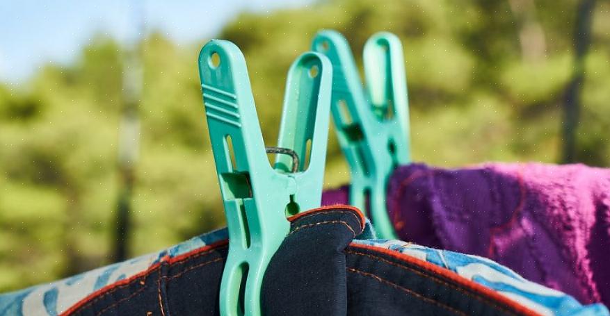 שאריות חומרי הניקוי שנותרו בכביסה שלך הם שגורמים לבגדים להיות קשיחים יותר כאשר אתה מייבש אותם בשורה