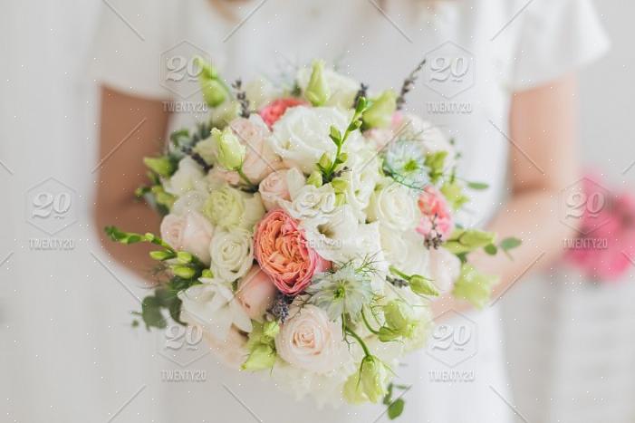 פרחי חתונה לבנים מגלמים טוהר, תמימות ורומנטיקה