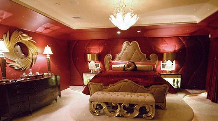אלטרנטיבה אחרת היא להשתמש באדום בתוך רהיטים או בראש מיטה כמו חדר השינה המקסים הזה שעוצב על ידי Terrat elms