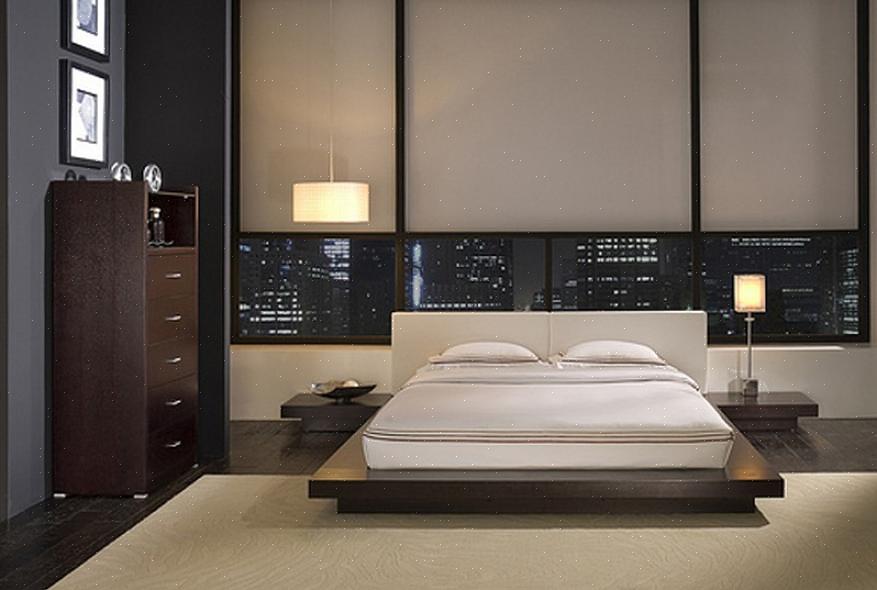 חדר שינה מודרני זה משתמש בעץ טבעי על הקיר והרצפה