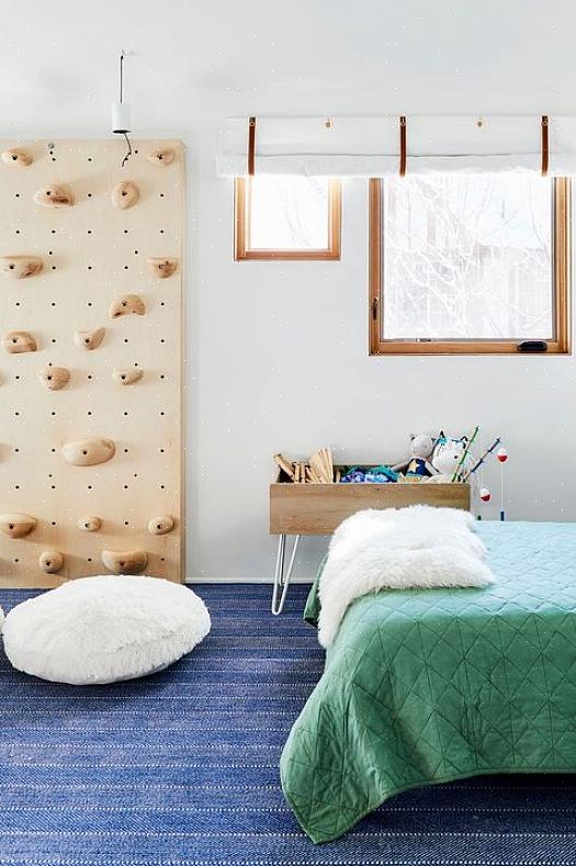 חדר שינה מודרני זה משתמש באלמנטים פשוטים של קישוט עם צבע וריהוט
