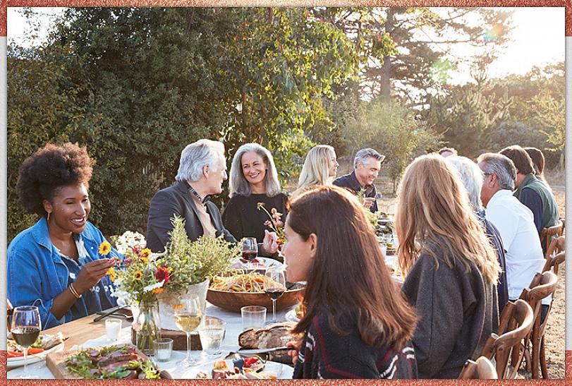 אורחי ארוחת החזרות מוגבלים למשפחה קרובה ולבני מסיבת החתונה - אלה שהיו צריכים להיות חלק מהחזרה בפועל