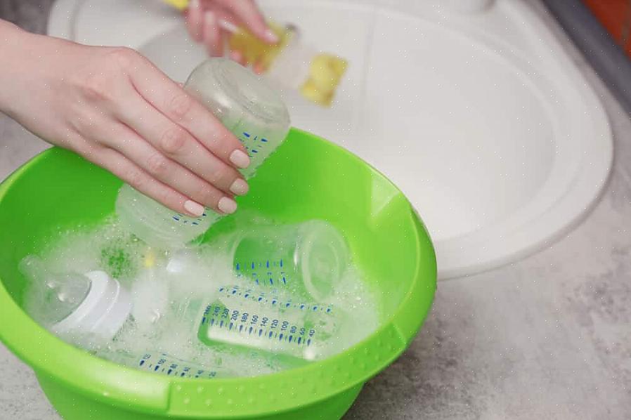 מערבבים שתי כפות סבון כלים במים חמים ליצירת פיתרון לקרצוף ארונות