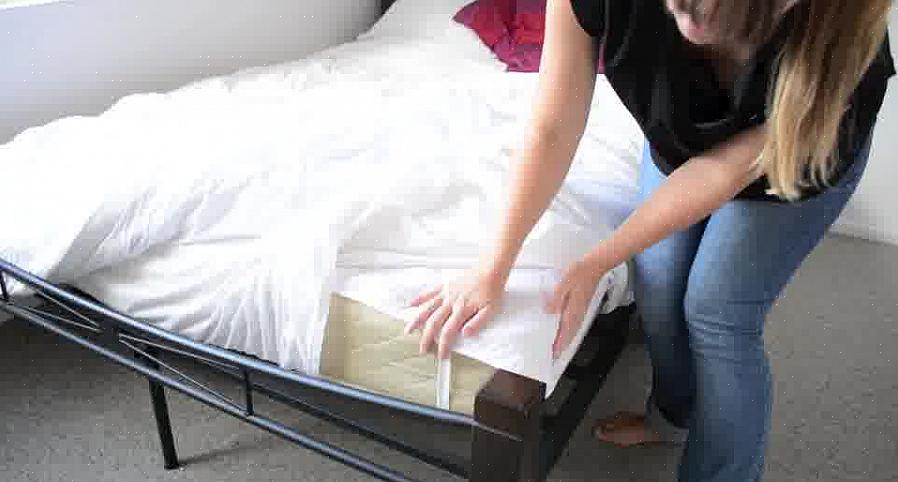 הקצה העליון של השמיכה צריך להיות אפילו עם הקצה העליון של המיטה או מעט מתחת לו