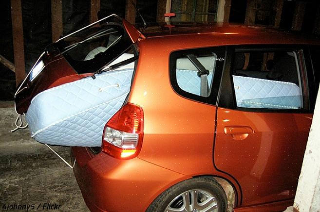 כיצד לאבטח את המזרן בבטחה לגג המכונית