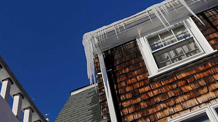 הדרך הטובה ביותר למנוע סכרי קרח היא להבטיח שהאוויר בעליית הגג או בתחתית סיפון הגג לא יתחמם מדי