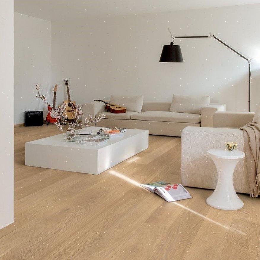 ניתן לרכך את קשיות המשטח גם בסלון באמצעות שטיחי זריקה ושטיחי שטח