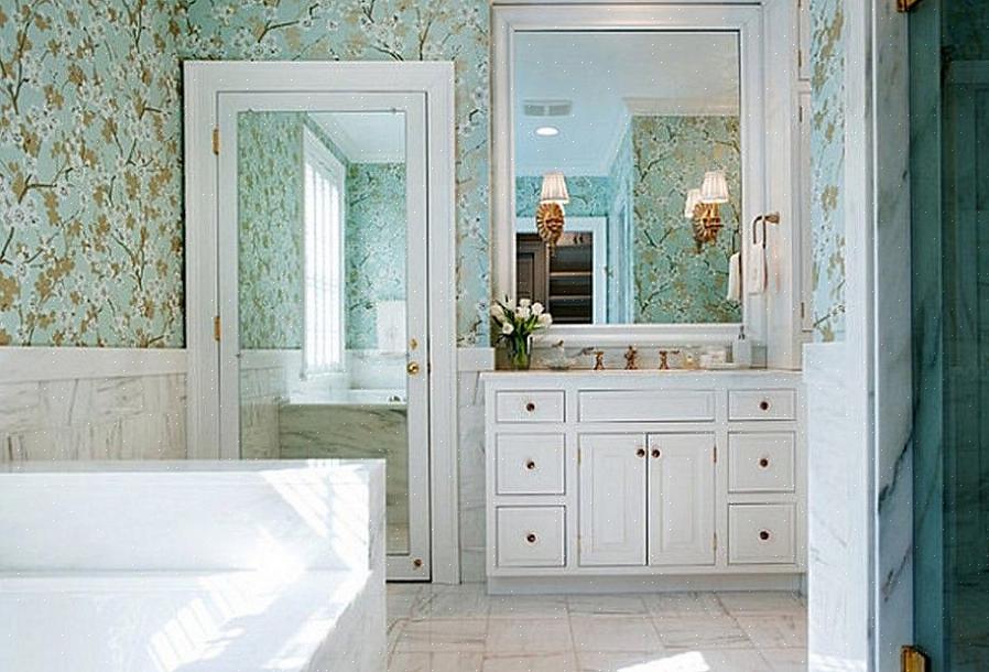אתה לא צריך מראה על דלת האמבטיה כדי ליצור פנג שואי טוב בבית שלך