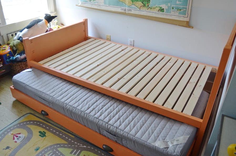 ואז החלק את מיטת הכוננות מתחת למיטה הראשית