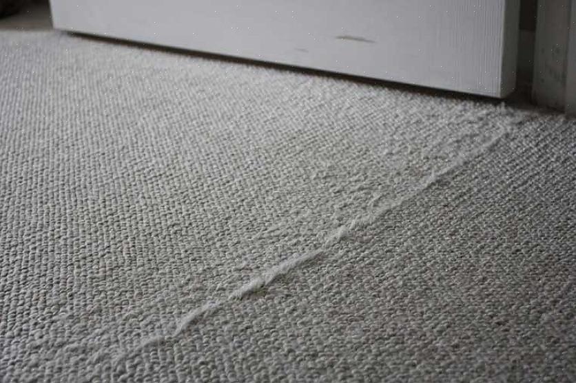מרכז קו של קו התפר של שטיח מתחת לשני הקצוות החתוכים של שתי פיסות השטיח