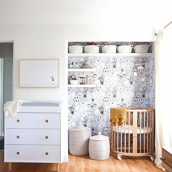 חדר הילדים בארון הקטן והעליז הזה הוא דוגמא מושלמת לבן שנעשה נכון