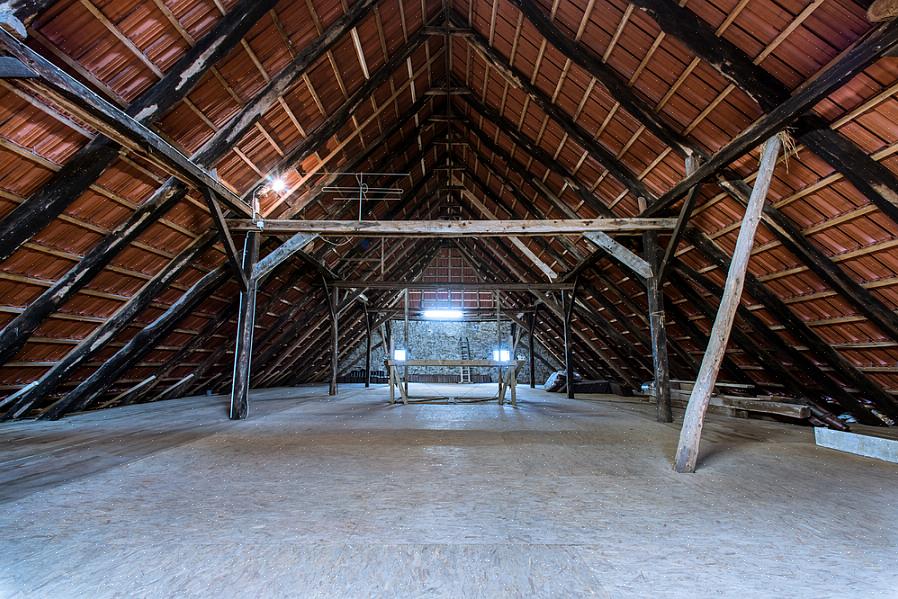 אם אתה קובע שמבנה רצפת עליית הגג שלך אינו יכול להכיל את מה שתרצה לאחסן