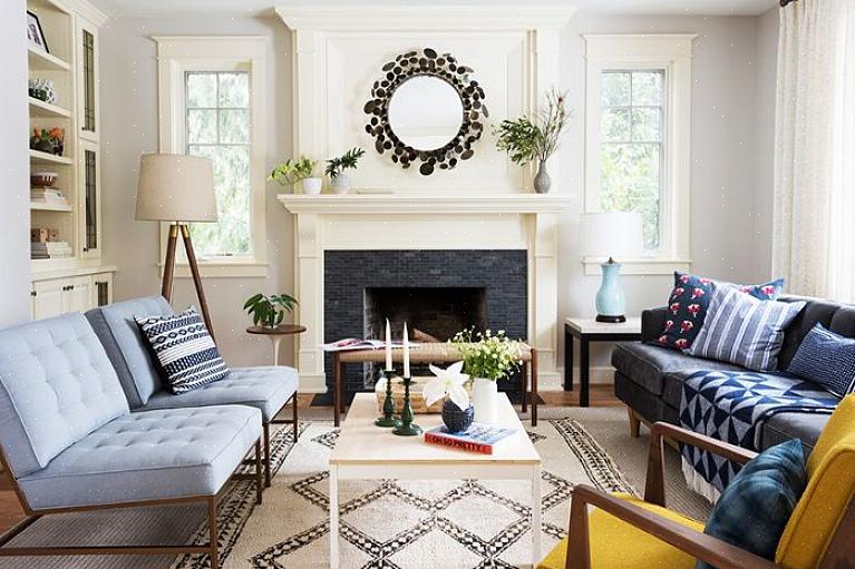 צבע את קירות הסלון שלך בלבן כדי להגביר את בהירותם וכדי שהקירות יתרחקו חזותית