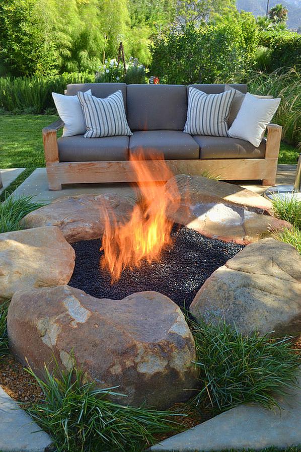 בור אש הוא דרך לסוגי בחוץ להוציא שימוש מסוים מהחצר האחורית בחודשי החורף הקרים