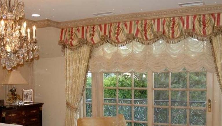 Swags נהדרים עבור קוטג 'זוהר או חדר שינה בסגנון כפרי בגלל הרכות הרומנטית והטהורה של הטיפול בחלון