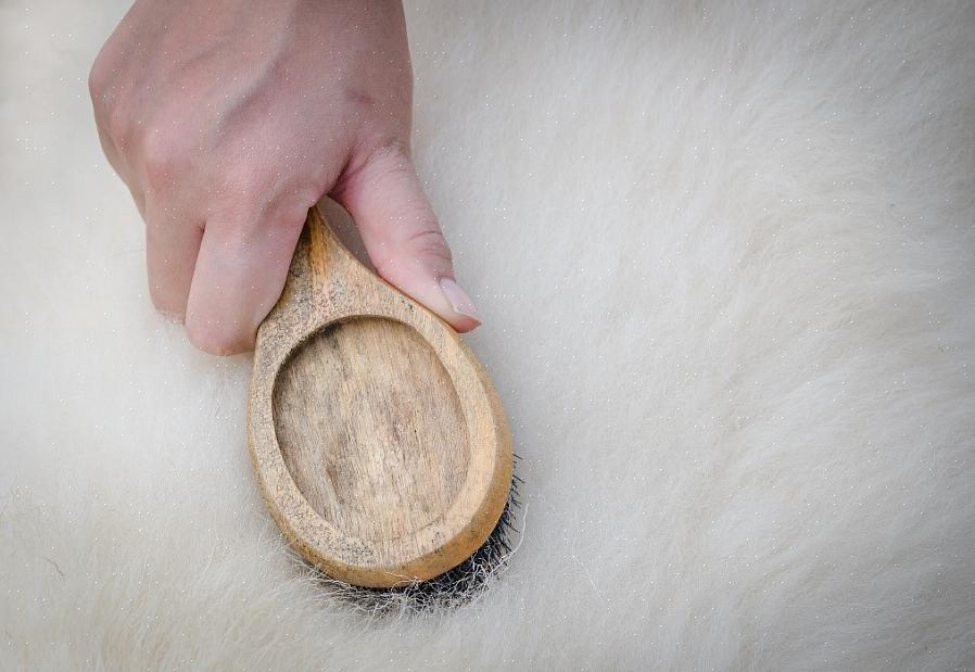 שטיחי עור כבשים מלאכותיים מיוצרים מסיבים סינתטיים מבוססי נפט כמו פרוות דמויות אחרות כדי לחקות את מראה עור