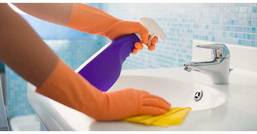 השתמשו במטלית לחה כדי לנגב את מוט המקלחת ואת טבעות הוילון כדי להסיר שאריות של אבק וחלאות סבון