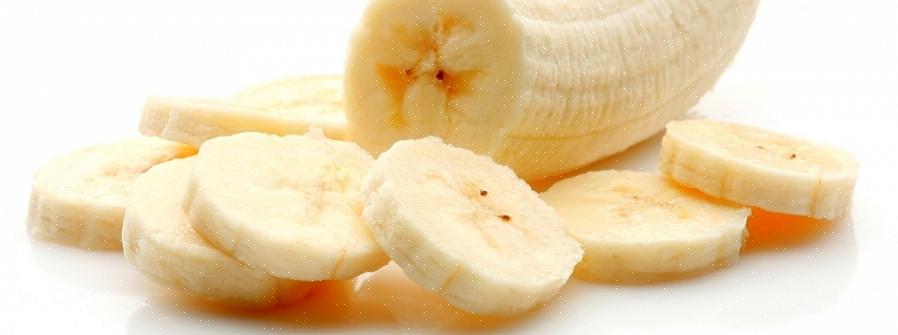 בננות קינוח טעימות וצהובות נוצרות מזנים מוטנטים של צמחי בננה שבמקרה ייצרו פירות ללא זרעים שימושיים