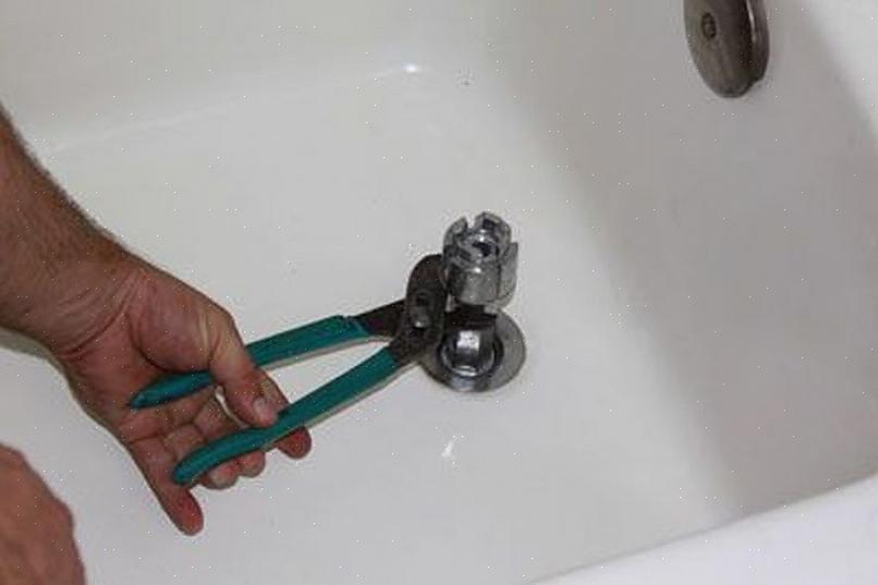 לאחר הסרת אביזרי הניקוז יש לנקות את טבעת מרק האינסטלטור שמקיף את פתח ניקוז האמבטיה