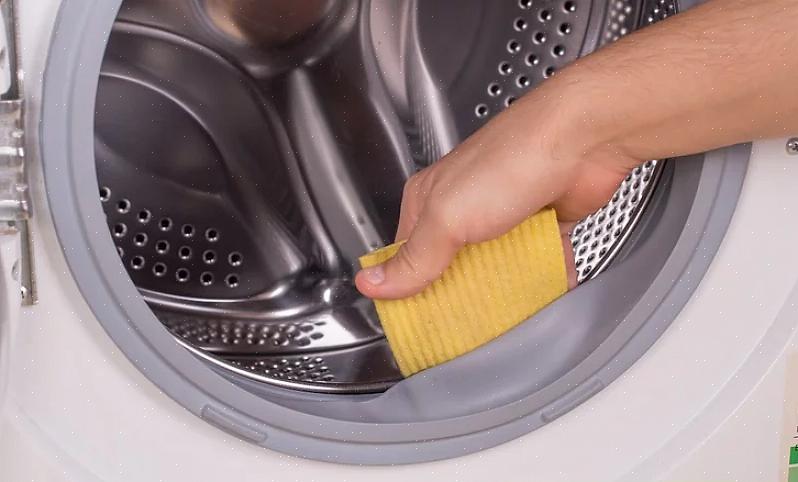 נגב את החלק החיצוני של מכונת הכביסה שלך עם חומץ או שואב הכלים האהוב עליך