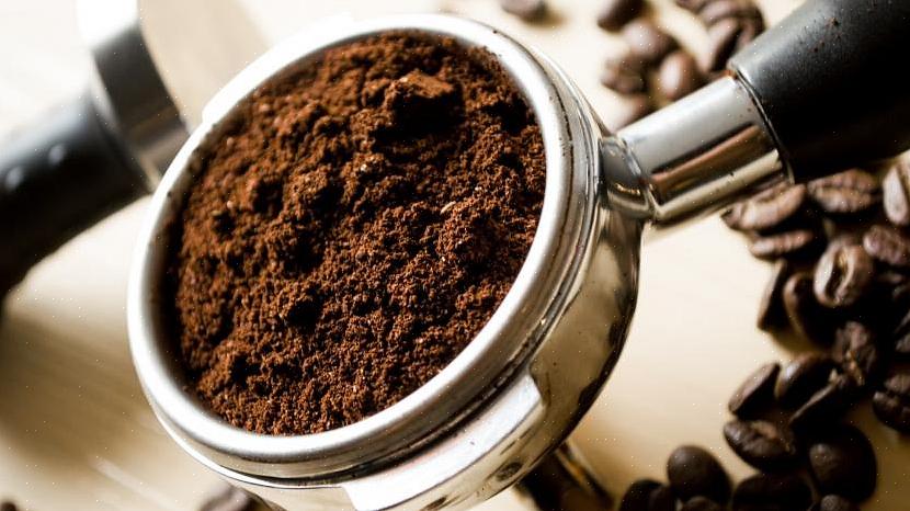 הוסף אדמת קפה לאדמה (עד תערובת 50/50!) כדי לעזור בהגברת צמחים אוהבי חומצה כמו